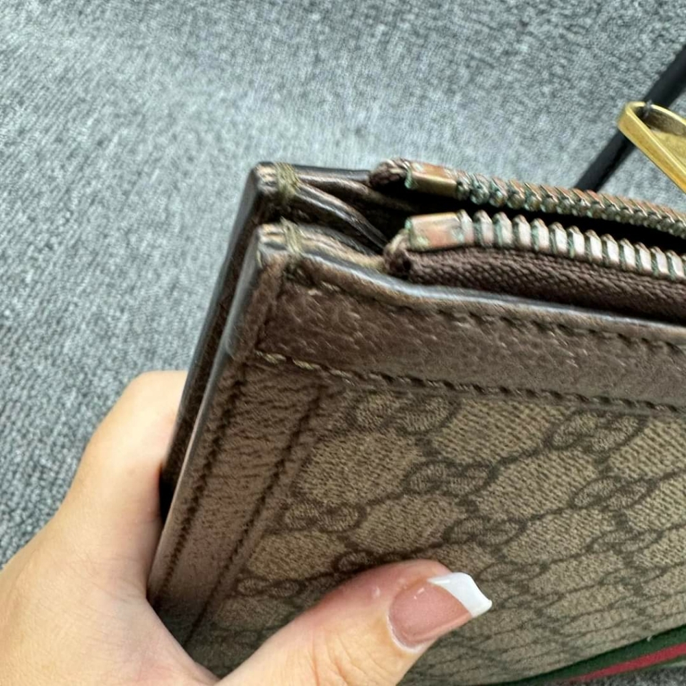 100% Authentic Gucci Leather Clutch - Picture 7 of 10
